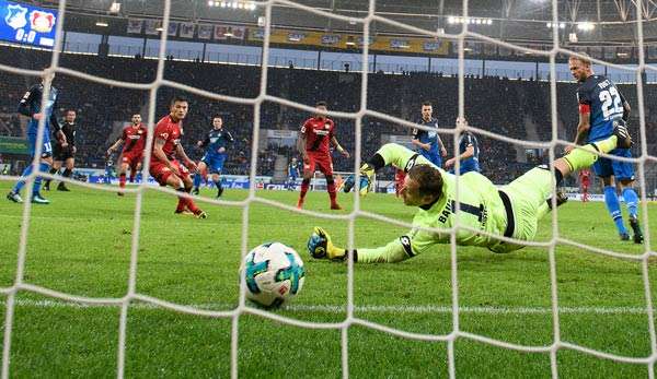 Da schlägt's ein: Leon Bailey schaut seinem Hackenball ins Tor hinterher
