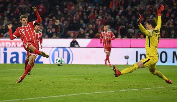 Thomas Müller erzielt hier das 4:2 gegen Werder Bremen und sein 100. Bundesligator für den FC Bayern