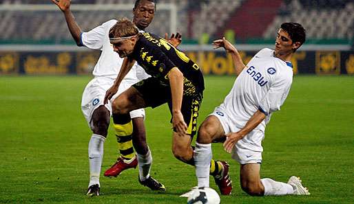 Marcel Schmelzer (M.) setzt sich gegen Godfried Aduobe (l.) und Lars Stindl (r.) durch