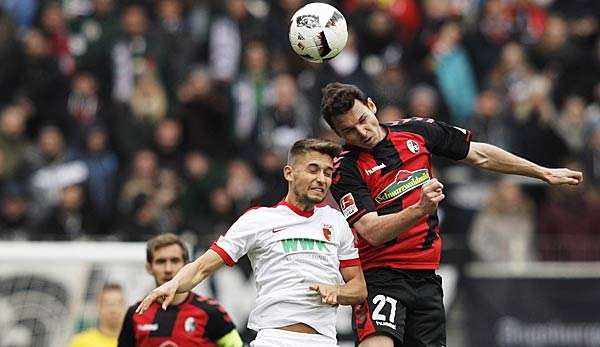 Moritz Leitner im Kopfballduell mit Freiburgs Nicolas Höfler