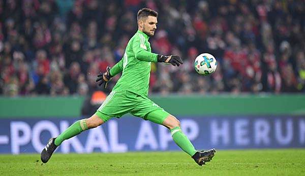 Sven Ulreich bei einem Abstoß 