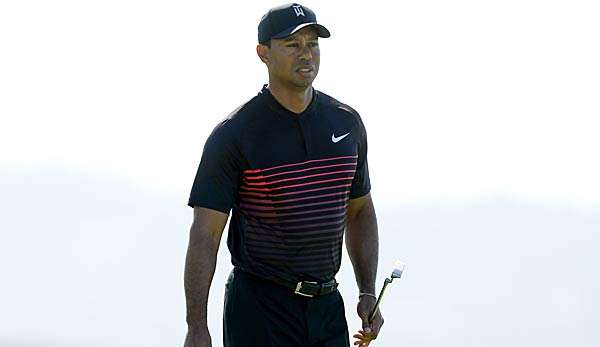 Tiger Woods auf dem Golfplatz mit dem Schläger in der Hand
