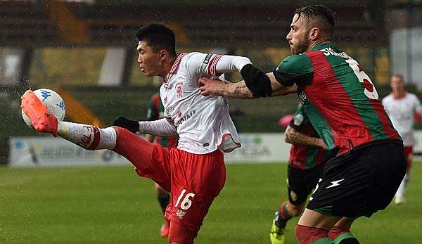 Han Kwang Song bei der Ballannahme 
