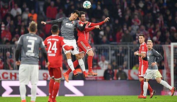 Dong-Won Ji im Kopfballduell mit Javi Martinez