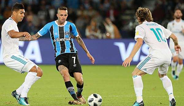 Luan spielt einen Pass zu seinem Mitspieler