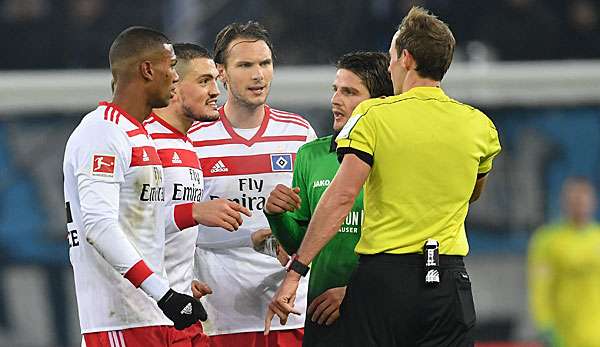 Dies Spieler des HSV hadern mit der Leistung von Schiedsrichter Stegemann.