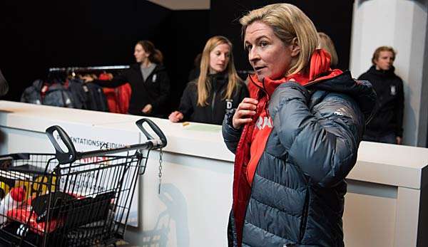 Claudia Pechstein bei einer Versammlung der deutschen Athleten für Olympia