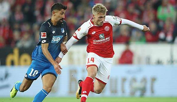 Viktor Fischer im Zweikampf gegen Hoffenheim