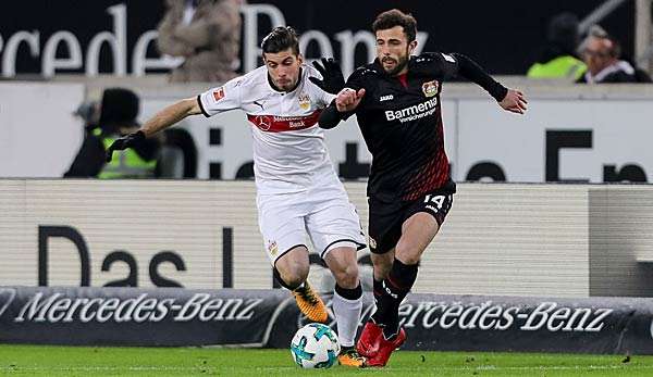 Admir Mehmedi im Zweikampf gegen den VfB Stuttgart