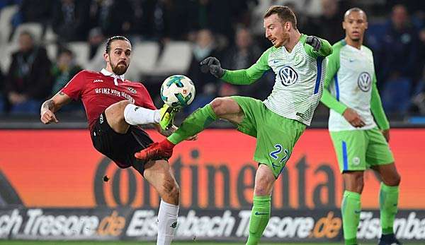 Martin Harnik im Zweikampf gegen Maximilian Arnold vom VfL Wolfsburg