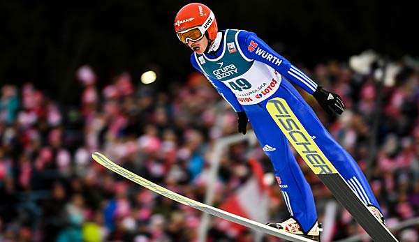 Richard Freitag steht mit seinen Skiern in der Luft