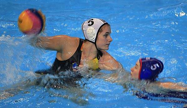 Claudia Blomencamp mit dem Ball im Angriff