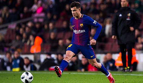 Phillipe Coutinho passt den Ball zu einem Mitspieler