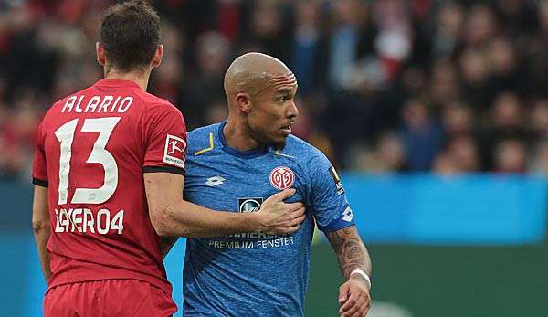 Nigel De Jong im Zweikampf mit Leverkusens Lucas Alario