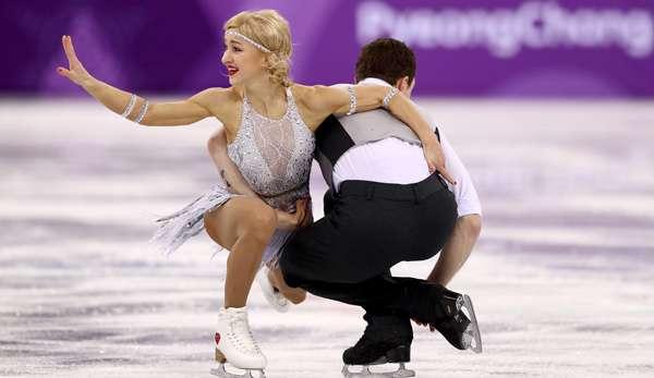 Aljona Savchenko und Bruno Massot bei ihrer Pirouette im Kurzprogramm.