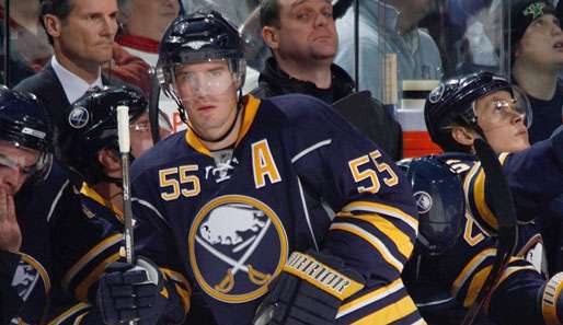 Jochen Hecht (M.) zeigte sich gegen die Toronto Maple Leafs treffsicher