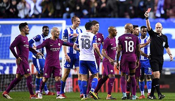 Fabian Delph erhielt Ende der ersten Halbzeit die rote Karte.