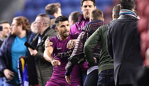 Nach Attacke eines Wigan-Fans: Sergio Agüero und Manchester City denken über Klage nach.