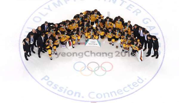 Die deutsche Eishockey-Mannschaft ist stolz auf Silber bei den Olympischen Winterspielen.