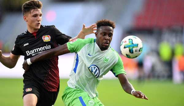 Wolfsburgs Origi (r.) im Zweikampf mit Verteidiger Retsos.