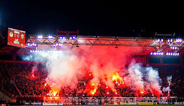 Bereits vor zwei Jahren wurden beim Spiel zwischen PAOK und Piräus Bengalos gezündet.