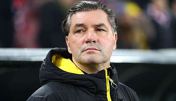 Michael Zorc schimpft über die Leistung der Mannschaft. 