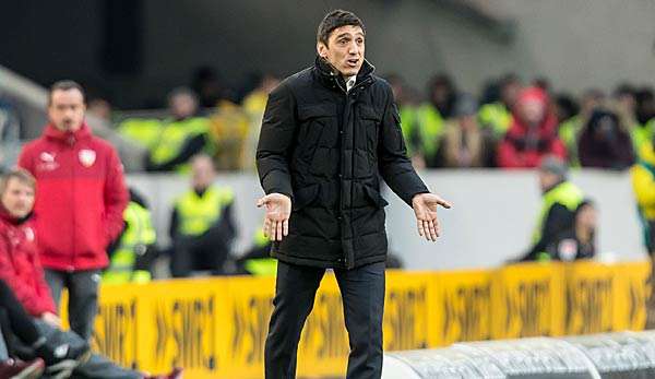 Tayfun Korkut an der Seitenlinie des VfB Stuttgart