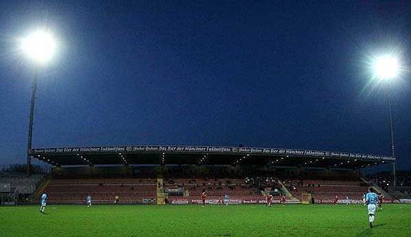 Medien: Bayern-Fans klauen Ziffern aus dem Grünwalder Stadion von 1860 München.