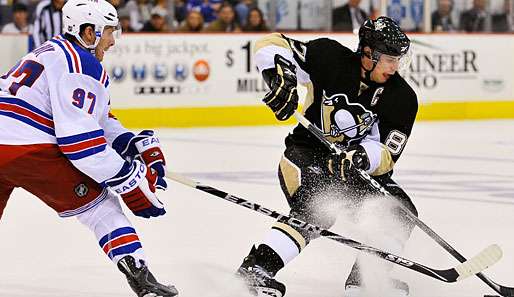 Sidney Crosby (r., im Duell mit Matt Gilroy) markierte trotz Bauchmuskelverletzung einen Treffer