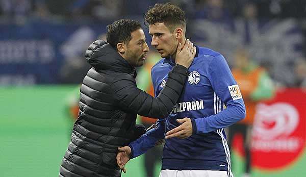 Domenico Tedesco im Gespräch mit Leon Goretzka.