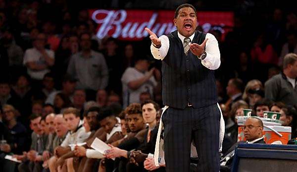 College-Coach Ed Cooley reißt die Hose am Spielfeldrand.