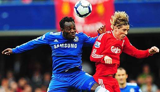 Michael Essien (l.) im Zweikampf mit Fernando Torres: Das Spitzenspiel in England hatte es in sich