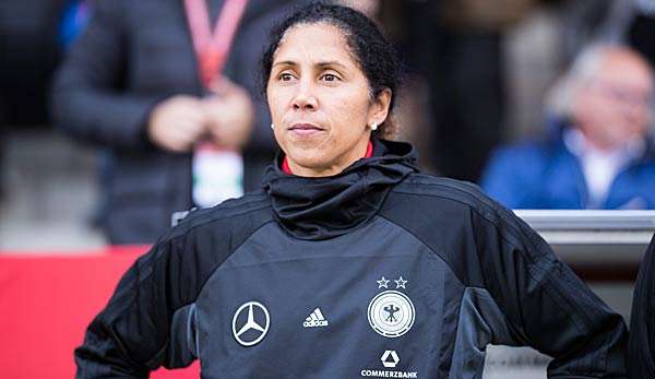 Steffi Jones an der Seitenlinie der DFB-Frauen 