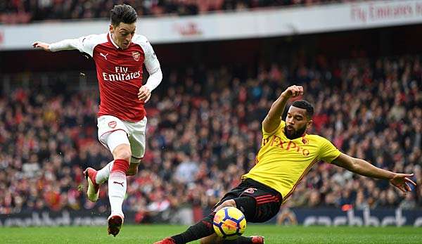 Mesut Özil im Duell gegen Adrian Mariappa von Watford