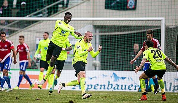 Wehen Wiesbaden hängt Fortuna Köln ab.