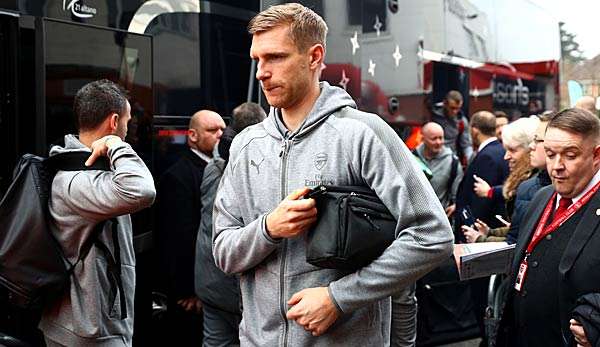 Per Mertesacker vor dem Mannschaftsbus vom FC Arsenal