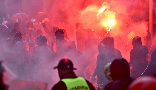 Die UEFA ermittelt gegen Lyon und Marseille wegen Fehlverhalten der Fans.