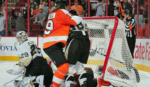 Der Moment, als alles begann: Scott Hartnell und Kris Letang rasseln aneinander