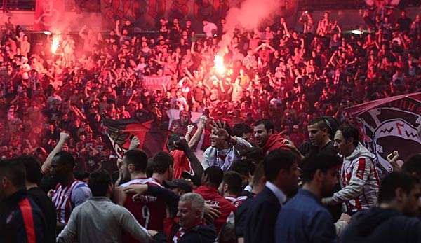 Fans von Olympiakos Piräus gerieten erneut mit der Polizei aneinander. 