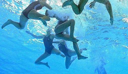 Beim Wasserball kämpfen zwei Teams á sieben Spieler gegeneinander