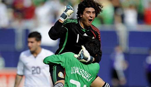 Mexikos Torhüter Guillermo Ochoa feiert die WM-Qualifikation seines Landes