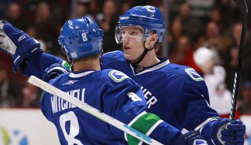 NHL-Legionär Christian Ehrhoff (r.) traf in dieser Saison einmal für die Vancouver Canucks.