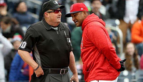 Dave Martinez (r.) war nicht mit der Ejection von Anthony Rendon einverstanden.