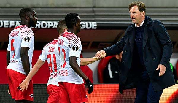 Ralph Hasenhüttl schwört seine Spieler ein.