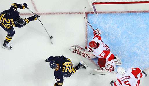 Drew Stafford (l.) und die Sabres waren stets einen Schritt schneller als die Defense der Red Wings