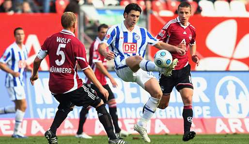 Kellerduell in Nürnberg: Herthas Kacar (Mitte) im Duell mit Andreas Wolf und Marek Mintal (r.)