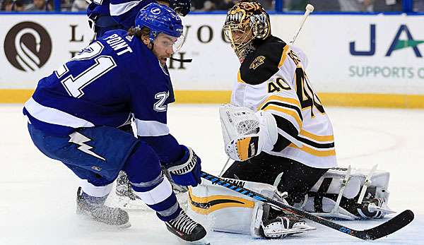 Tuukka Rask (r.) hat beim Spiel bei den Lightning eine Kufe verloren.