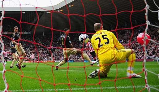 Welchen soll ich jetzt halten? Liverpools Keeper Pepe Reina bleibt keine Abwehrchance