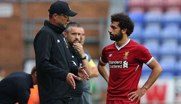 Jürgen Klopp (l.) hat Mohamed Salah für dessen Schwalbe gerüffelt.