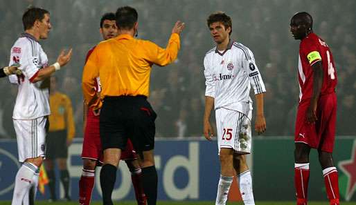 Schiedsrichter Terje Hauge schickt Rot-Sünder Thomas Müller (2.v.r.) vom Platz